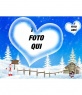 Cartolina sfondo blu e paesaggio innevato ci augura buone feste, cornice a cuore