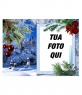 Promemoria del Natale. La tua foto in una cornice bianca rettangolare, saranno accompagnate da rami di diversi tipi di conifere con decorazioni natalizie, come palline rosse. Sullo sfondo abbiamo un paesaggio innevato con una casa, un parco e un grande albero. Prevalentemente cielo azzurro riflesso nella neve.