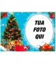 La tua foto in una cornice circolare, accanto a un albero di Natale pieno di doni, e dietro di tre candele disegnate. Sfondo blu con effetti glitter.