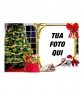 Cartolina di Natale in cui compare la tua foto in una cornice d'oro con un mazzo nastro rosso e una di campane. La tua foto viene visualizzato all'interno di una casa a Natale, con l'albero e il sacco di regali e un piccolo gatto sdraiato alla vostra immagine, accanto a un 2011 in argento e rosso, con un cappello di Babbo Natale.