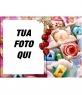 Cartolina di Natale per la modifica. Si congratula con le vacanze con la tua foto. Cornice d'oro ornato, palle rosse, come il fondo, fili appesi di luce. utilizzarlo per le cartoline di Natale.