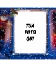 Bella cartolina di Natale personalizzata con la tua foto, sfondo di neve, Babbo Natale e candele.