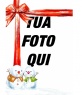 Fotomontaggio in cui la fotografia si presenta con un bel nastro rosso insieme a due pupazzi di neve.