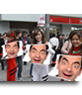 Ragazze asiatiche con cartelli