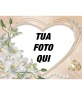 Cornice foto a forma di cuore con diamanti, fiori e fedi