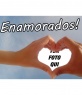 montaggio fotografico in cui la fotografia è incorniciata in un cuore fatto con le mani. Per gli amanti dichiarano il loro amore. Ideale per e-mail a San Valentino.