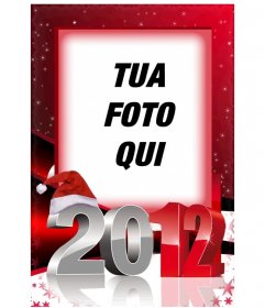 Messaggio per congratularmi con il nuovo anno 2012 con uno sfondo rosso ed i numeri con un cappello di Babbo 