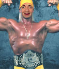 Fotomontaggio di fare una faccia. Hulk Hogan sta mostrando la sua forza, in posa come appare Terry Gene Bollea, wrestler e attore a Hollywood, con una cintura.