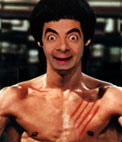 Fotomontaggio con un personaggio leggendario. Scegli un volto a mettere sul corpo di Bruce Lee, con la camicia fuori, tirando muscolare. Sono dipinti quattro graffi, che si suppone luce fatta senza unghie e artigli.