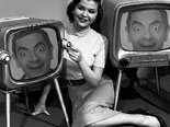 Fotomontaggio in cui si esce in due vecchio televisore con una giovane donna