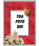 Semplice cartolina di Natale con una candela rossa per mettere la tua foto.