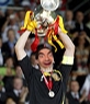 Casillas che solleva la coppa d'Europa