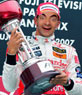 Fotomontaggio per dare un volto, il modello mostra il campione di F1 Lewis Hamilton. Il pilota pone con un trofeo.