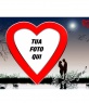 Cartolina di San Valentino nel lago, rosso a forma di cuore.