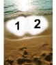 Creare un biglietto personalizzato per San Valentino online. Fondo per le due foto, mostrate con due cuori nella sabbia sulla spiaggia, come un quadro.