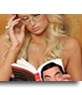 Paris Hilton che legge un libro