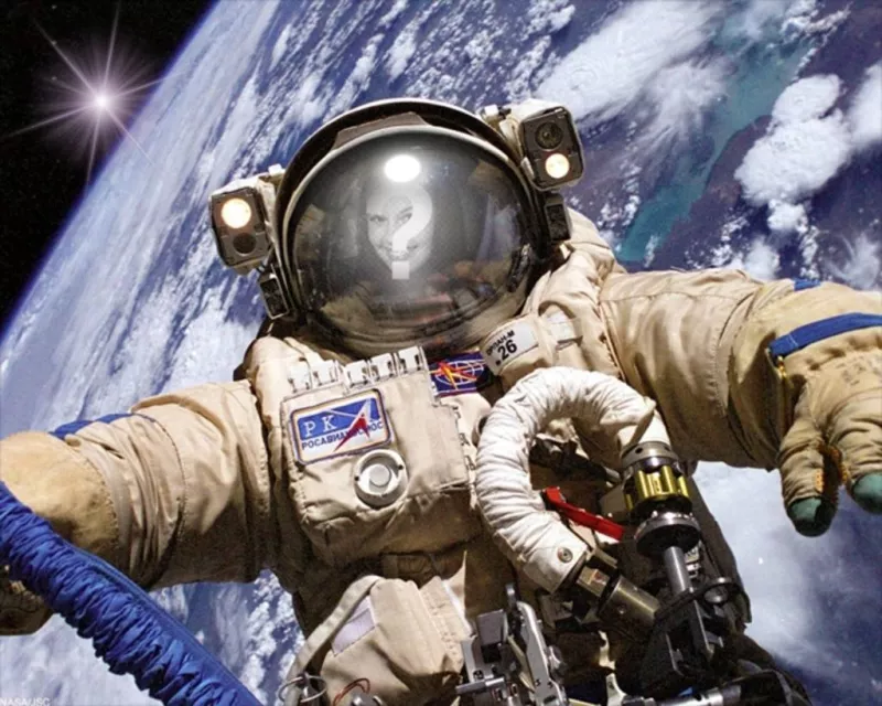 Fotomontaggio di astronauta in una passeggiata nello spazio per mettere la tua..