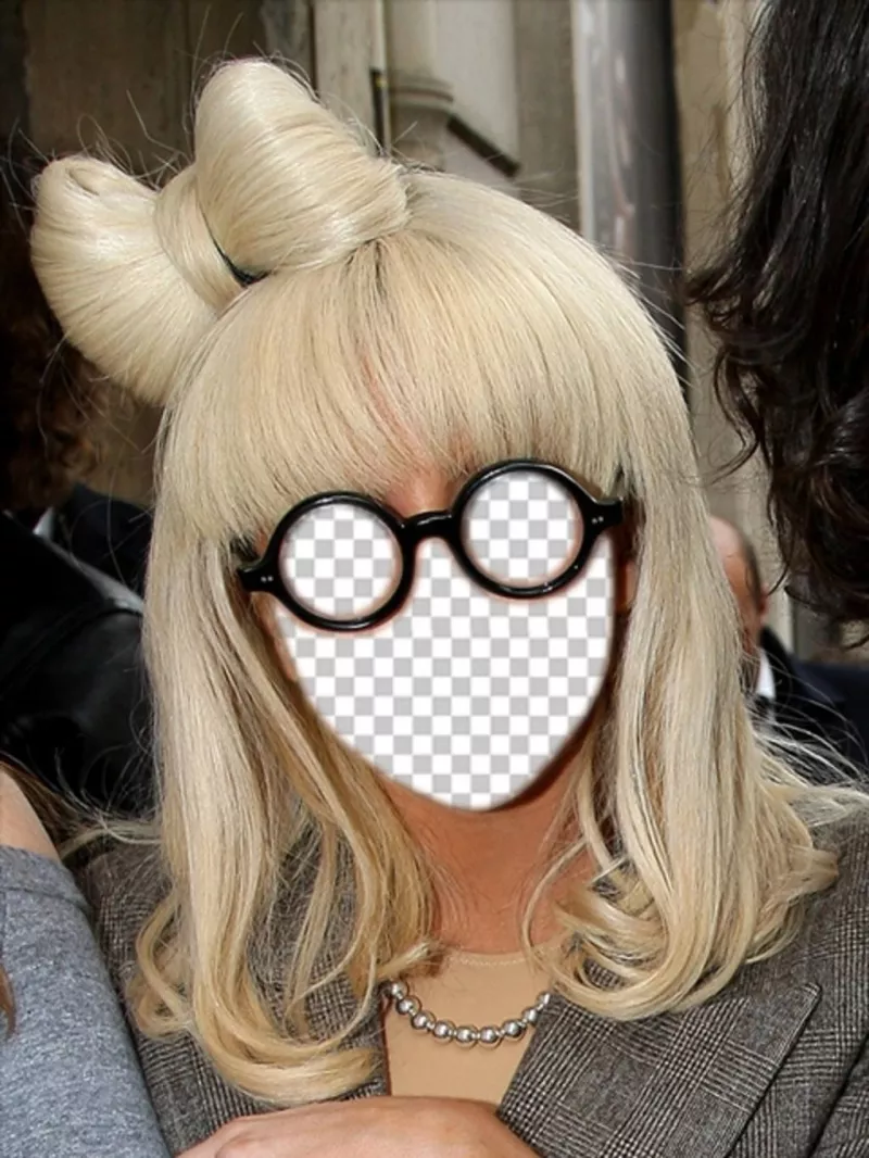 Fotomontaggio con il volto di Lady Gaga bionda con gli occhiali tondi. ..