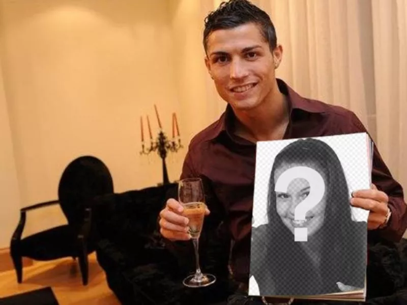 Fotomontaggio con Cristiano Ronaldo in possesso di un giornale con la tua foto in copertina e un bicchiere di champagne nell'altra..