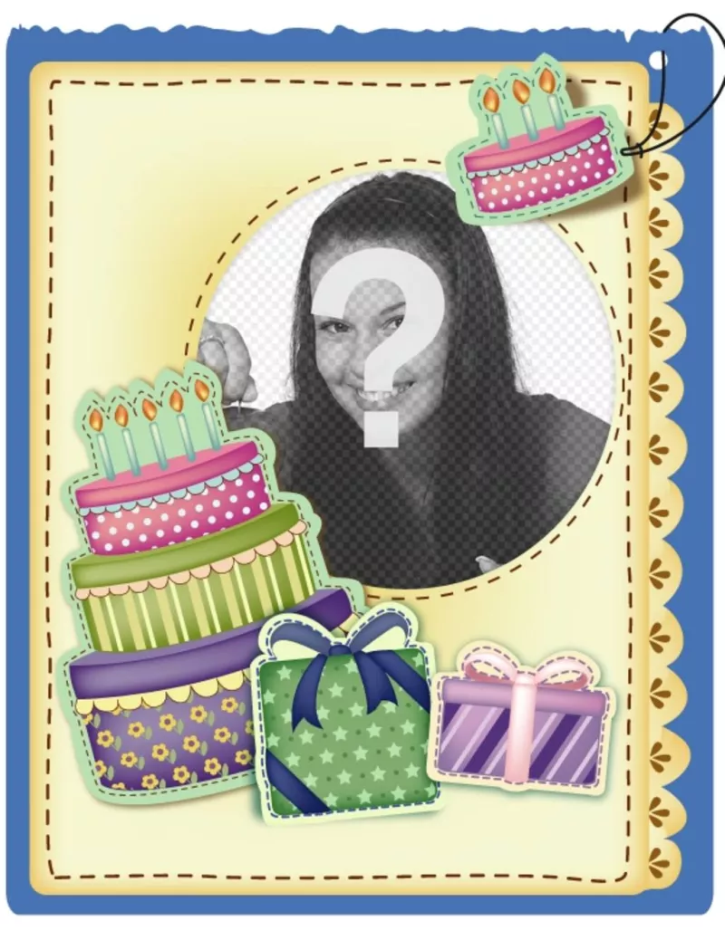 Scheda di compleanno con torta e regali effetto adesivo messo l'immagine e le parole di saluto che si..