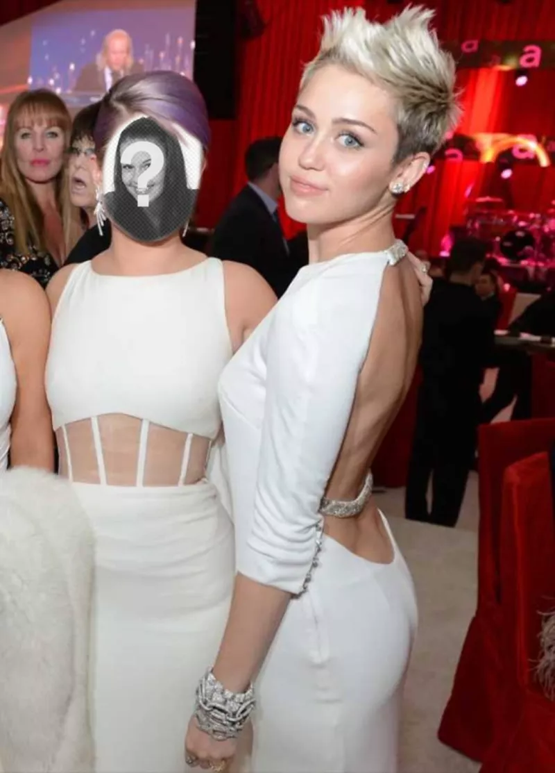 Fotomontaggio di essere prossima Miley Cyrus in Oscar partito bionda in abito..