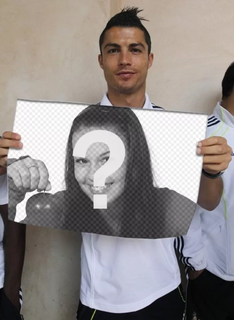 Fotomontaggio con Cristiano Ronaldo, dalla squadra di calcio del Real Madrid, in possesso di un poster con la foto caricata online per..