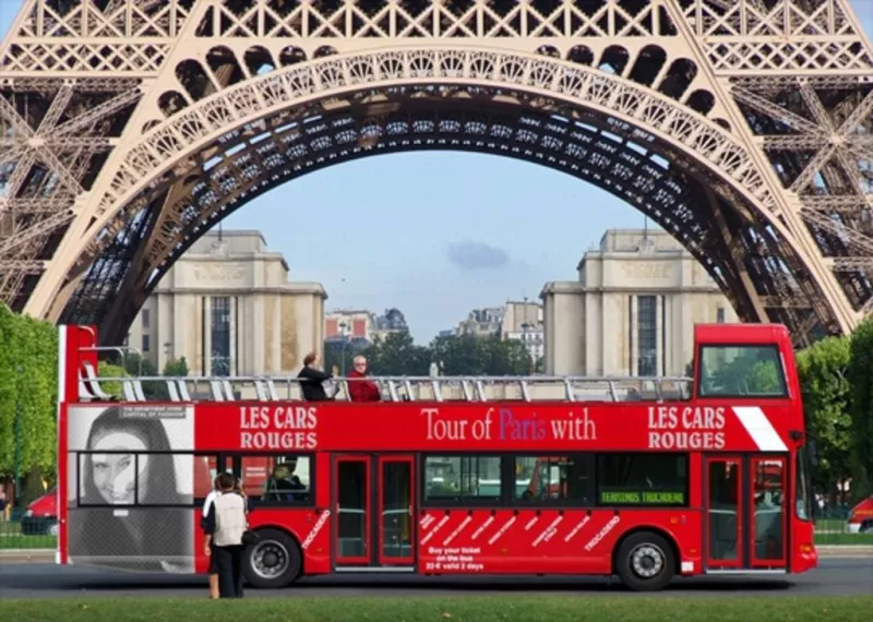 Inserire la tua foto in un manifesto pubblicitario di un tour bus sotto la Torre Eiffel a..