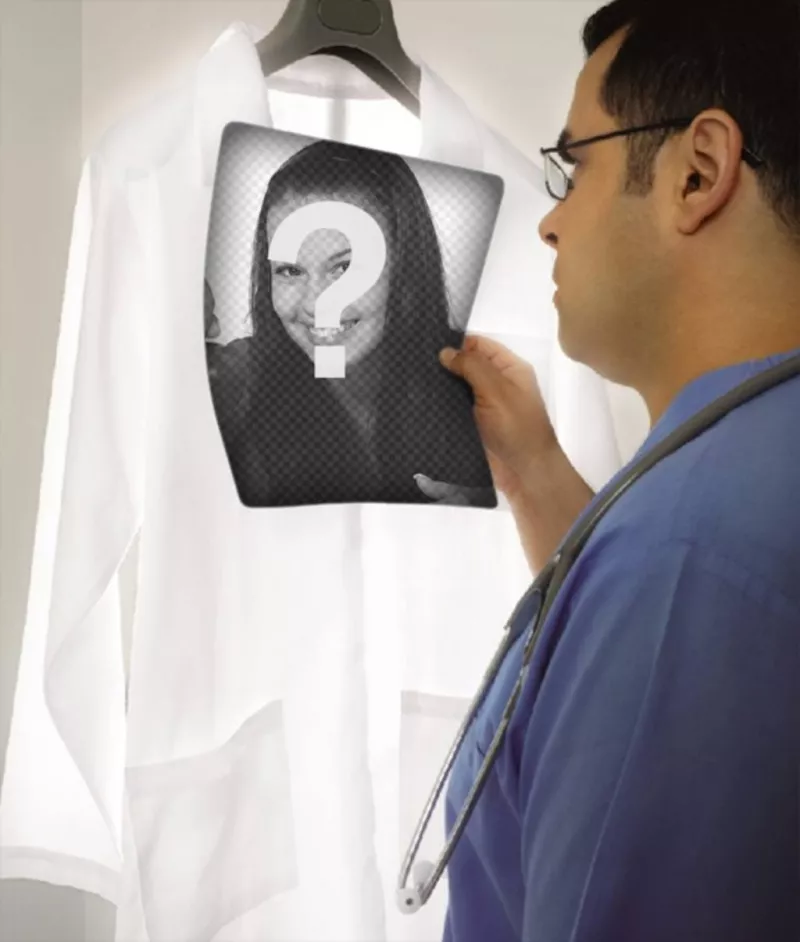 Fotomontaggio in cui un medico sta esaminando una radiografia in cui si può mettere la tua..