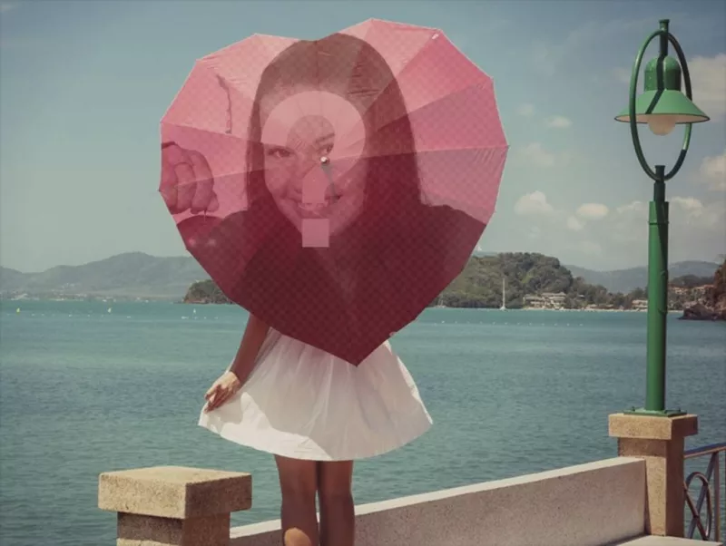 Fotomontaggio in mare con un ombrello a forma di cuore su uno sfondo romantico. ..