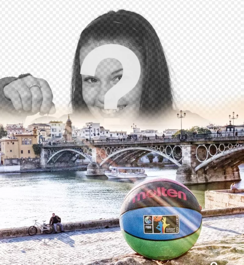 Fotomontaggio con un pallone da basket a Siviglia. ..
