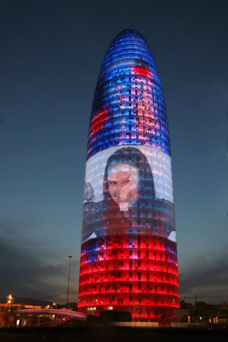 Fotomontaggio in cui youll mettere la vostra foto sulla Torre Agbar a Barcellona ..
