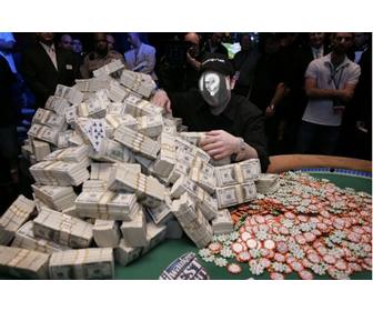 fotomontaggio di un vincitore di un milione di dollari giocando poker