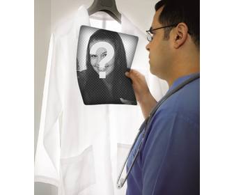 fotomontaggio in cui un medico esaminando radiografia in cui puo mettere tua foto