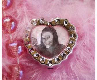 collage di gioiello cuore rosa e sfondo vellutato perline