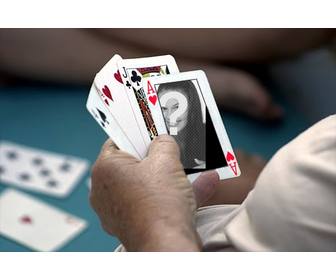 Fotomontaggio di mettere la tua foto su un asso di cuori in una partita di poker.