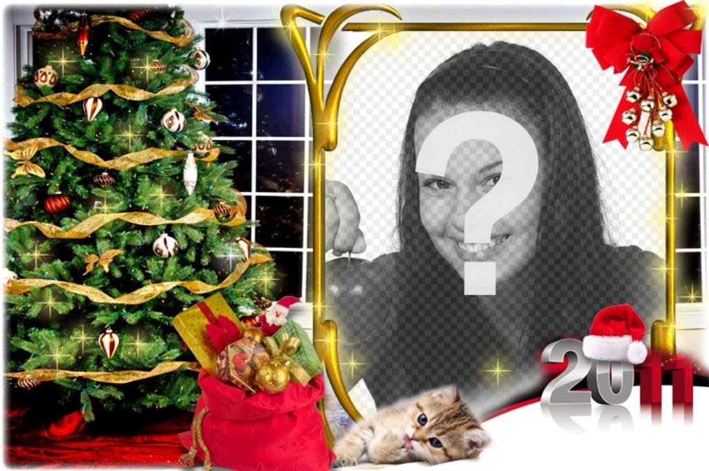Cartolina di Natale in cui compare la tua foto in una cornice d'oro con un mazzo nastro rosso e una di campane. La tua foto viene visualizzato all'interno di una casa a Natale, con l'albero e il sacco di regali e un piccolo gatto sdraiato alla vostra immagine,..