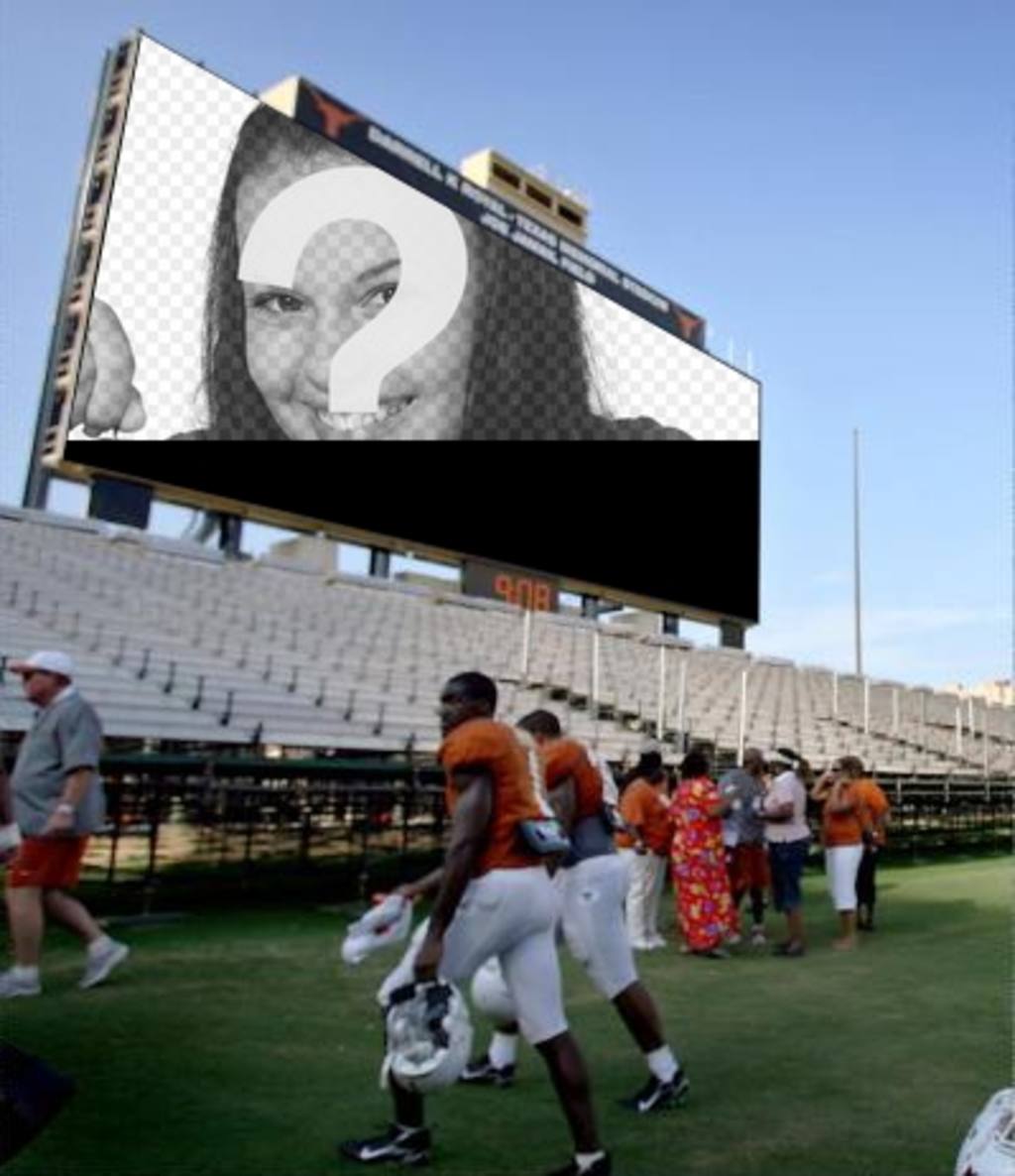 In questo fotomontaggio, la tua foto apparirà sul grande schermo in uno stadio di calcio, dove le persone, compresi i..
