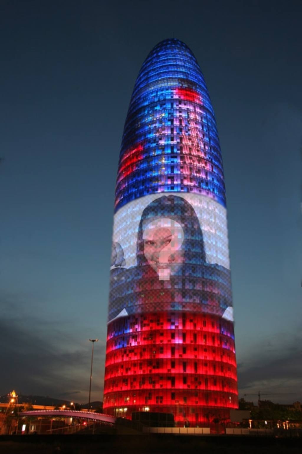 Fotomontaggio in cui youll mettere la vostra foto sulla Torre Agbar a Barcellona ..