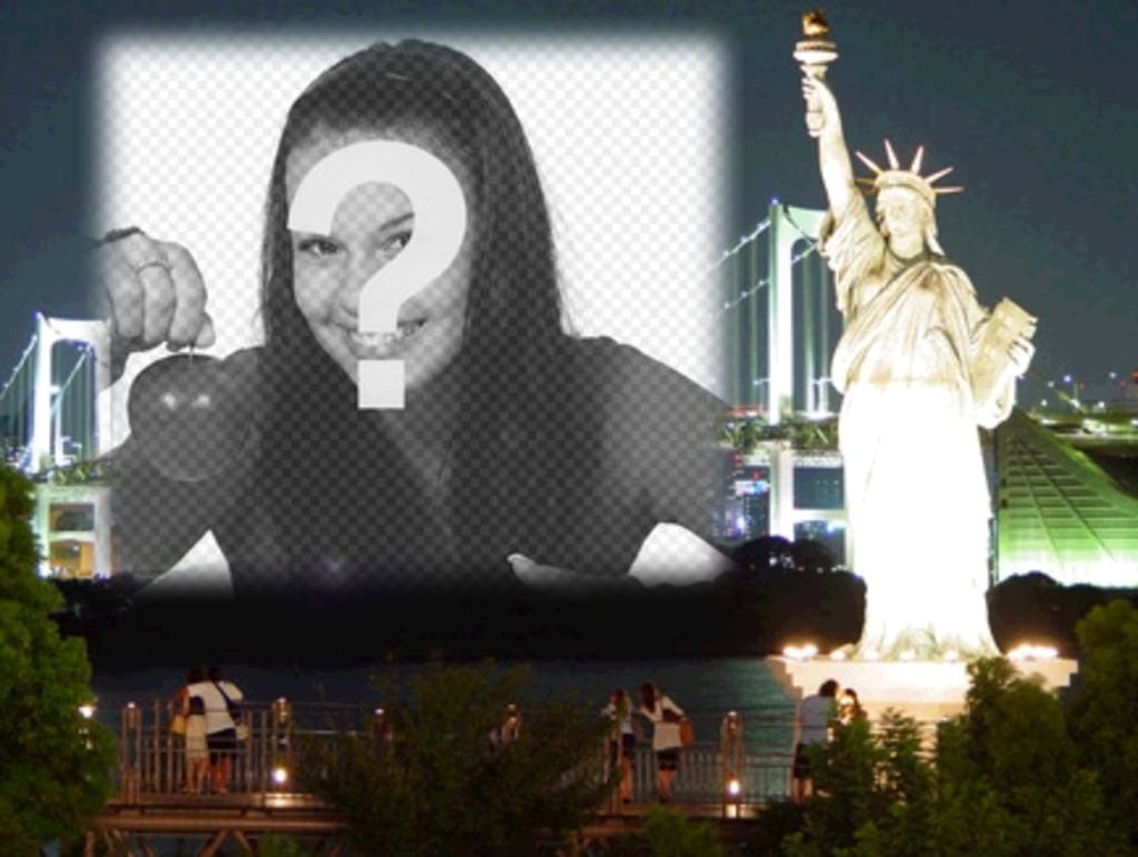 Fotomontaggio di fare un biglietto personalizzato. La tua foto con la New York di notte verso il basso, vicino alla Statua della..