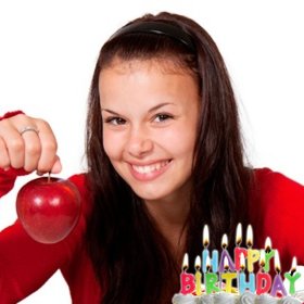 Cartolina di compleanno con le candele accese su una torta