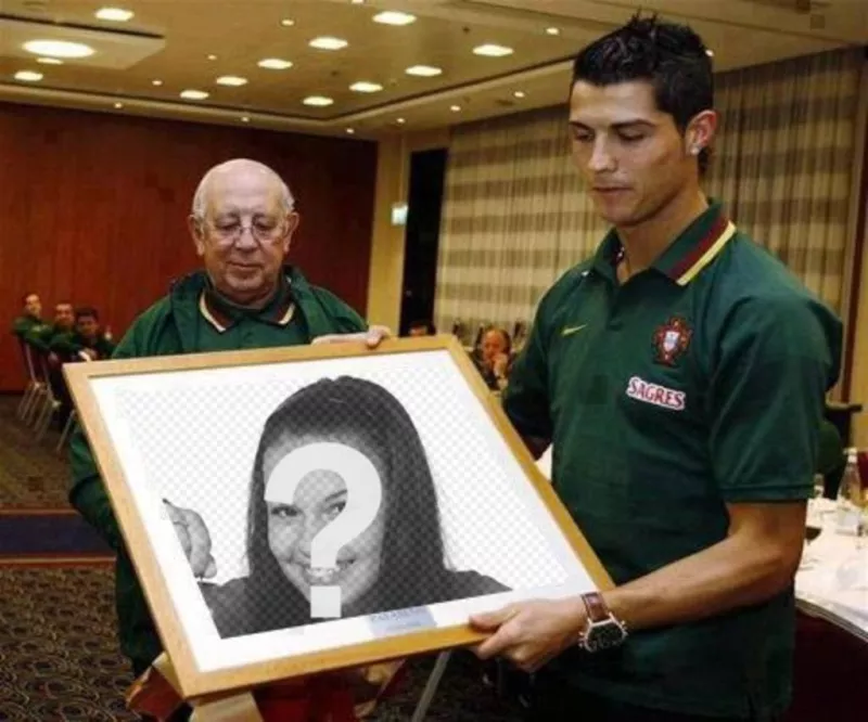 Fotomontaggio di Cristiano Ronaldo in possesso di un telaio con la tua foto che è possibile personalizzare con l'aggiunta di testo gratis e..