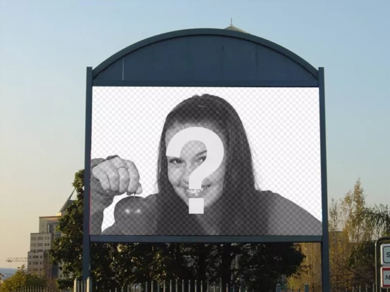 Fotomontaggio di uno schermo di annunci gigante all"aperto in cui è possibile inserire un"immagine e aggiungere