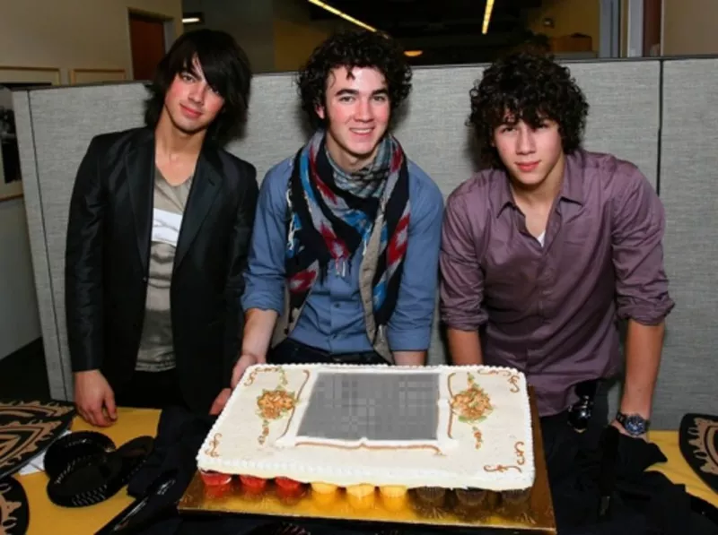 Accedi per una festa dei Jonas Brothers in un modo speciale. Fotomontaggio nella foto è visualizzata in una torta dopo posa Kevin, Joe e Nick, i tre membri della band dei fratelli del ragazzo, acquistato da Disney..