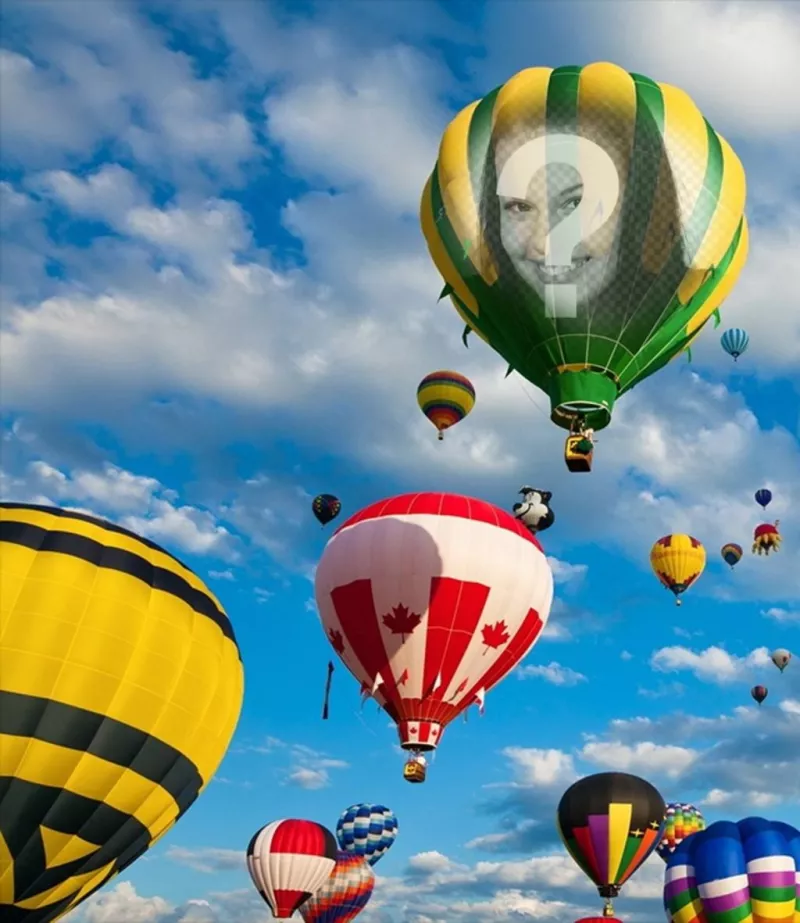 Fotomontaggio con palloncini colorati che volano nel cielo blu dove si può mettere una foto sul tessuto di uno dei..