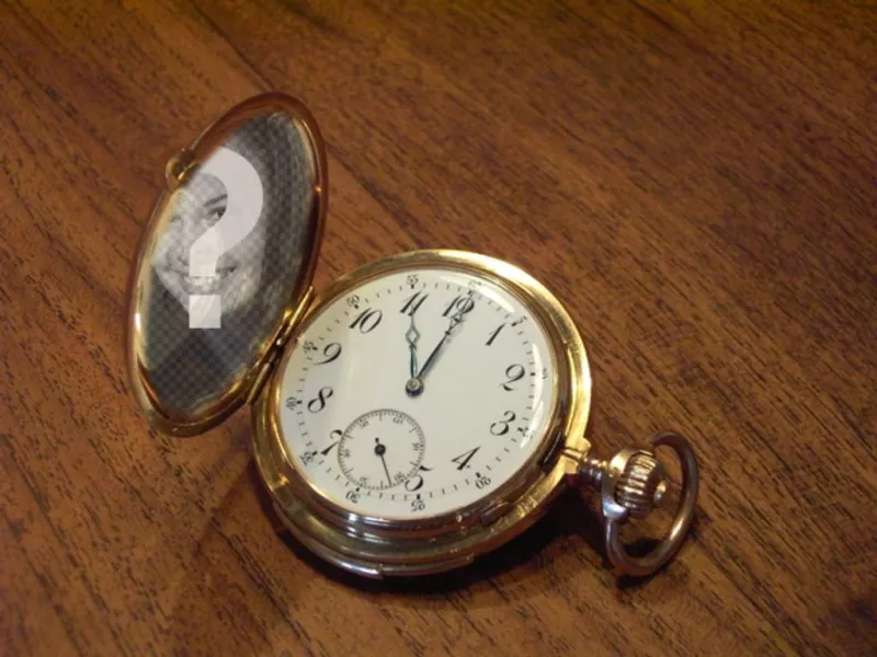 Fotomontaggio con un orologio da tasca su un tavolo di legno dove si può mettere la tua foto in copertina..