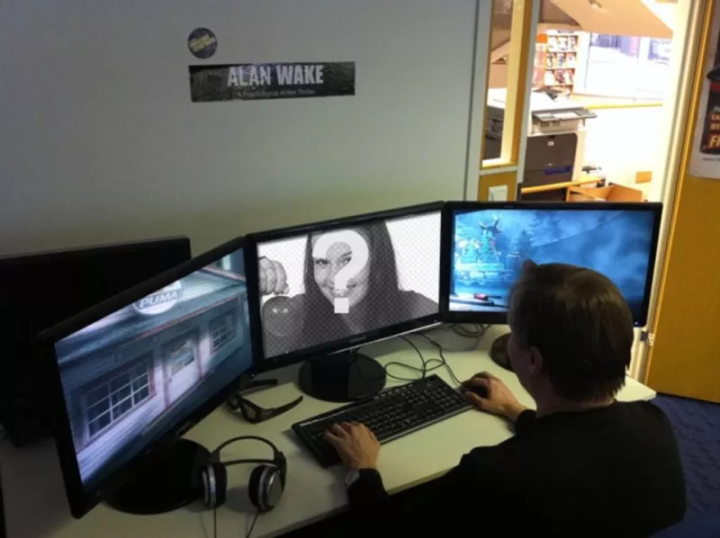 Fotomontaggio con un giocatore di videogiochi e la tua foto sul computer accanto a due..