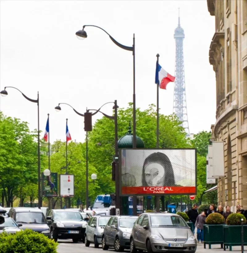 Fotomontaggio di un cartellone a Parigi con la Torre Eiffel sullo sfondo e diverse bandiere di..