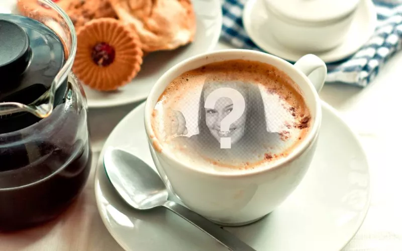 Fotomontaggio di mettere la tua foto in una tazza di caffè schiuma. ..