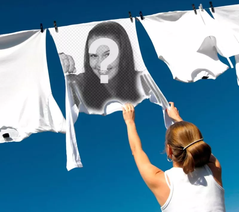 Fotomontaggio di mettere la tua immagine su una maglietta bianca impiccato up. ..