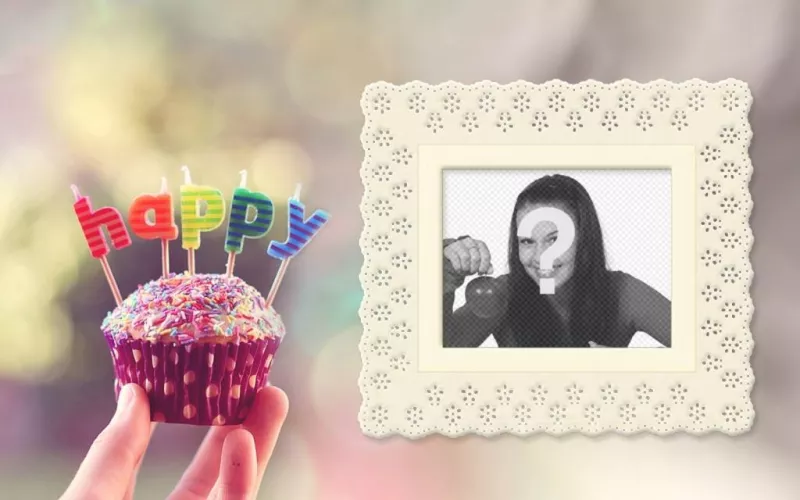 Scheda di compleanno con un cupcake e lettere colorate con la tua foto ..